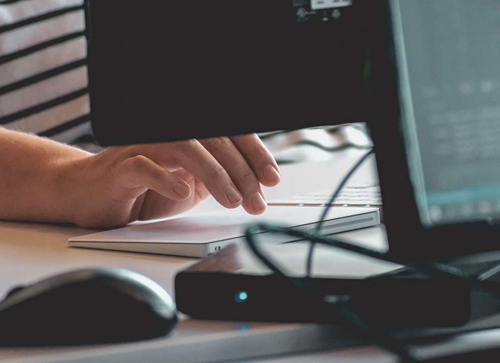 mains sur le clavier pour assurer l'administration des réseaux clients