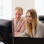 Technicien IT offrant un support de proximité en entreprise – Support Proximité SEA TPI
