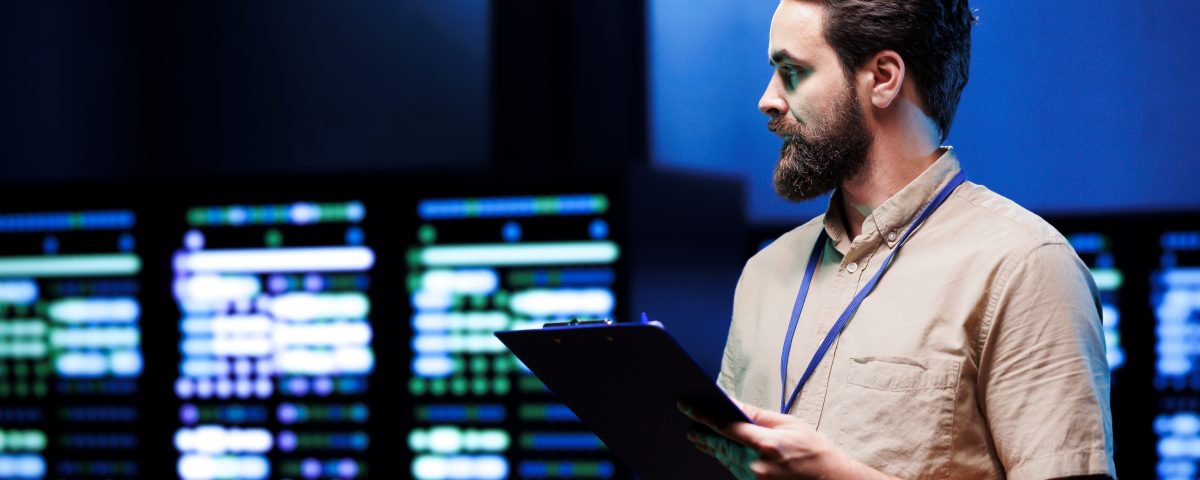 technicien surveillant les serveurs data