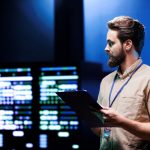 technicien surveillant les serveurs data