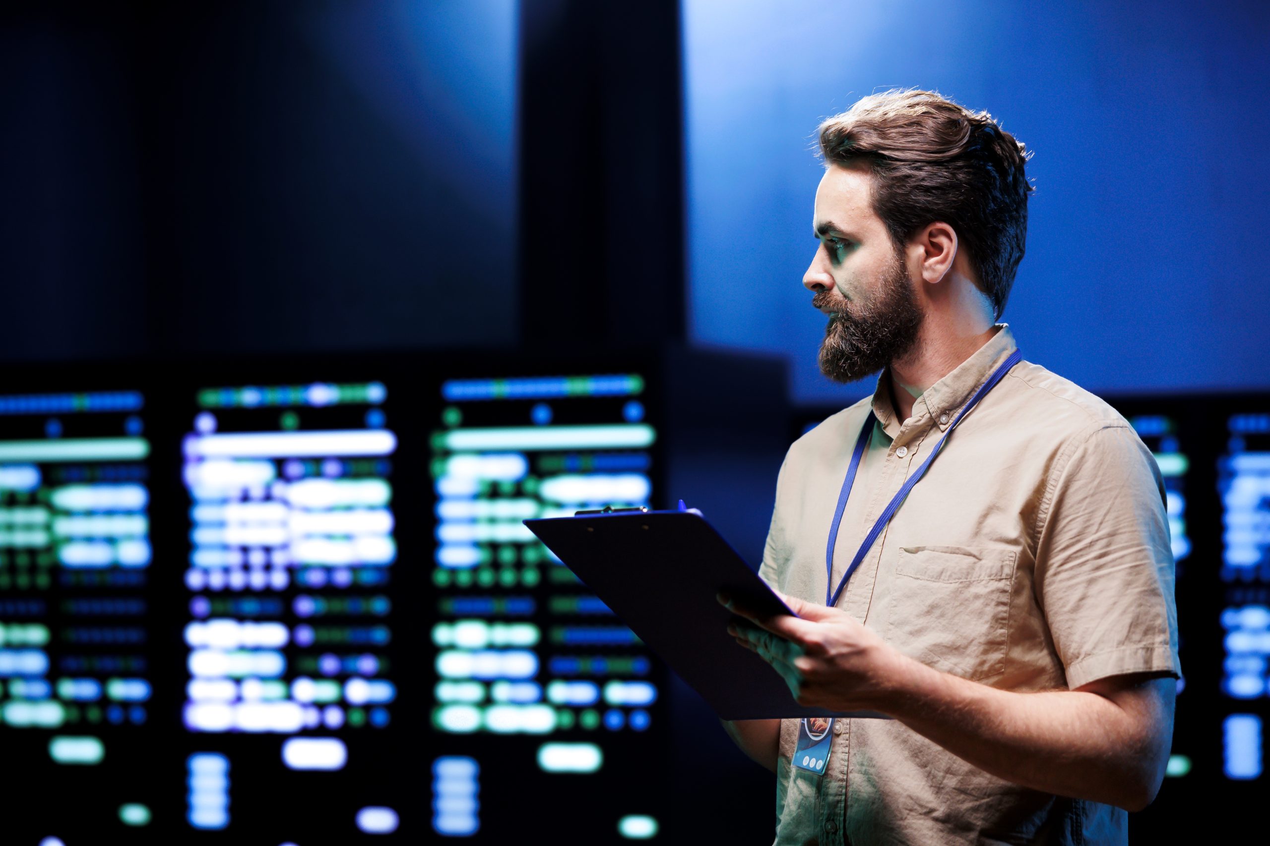 technicien surveillant les serveurs data