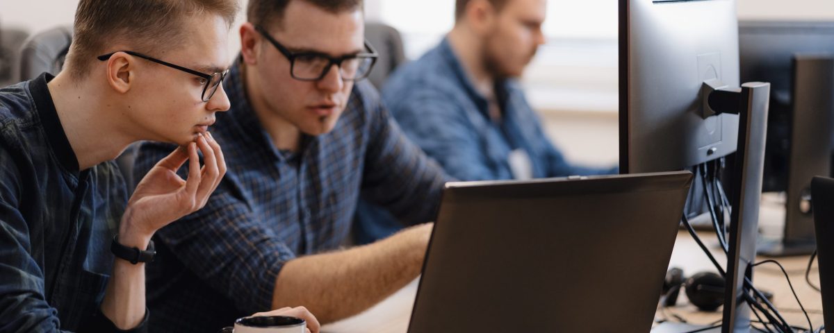 groupe de techniciens assurant la mise en condition opérationnelle et la mise en condition sécurité