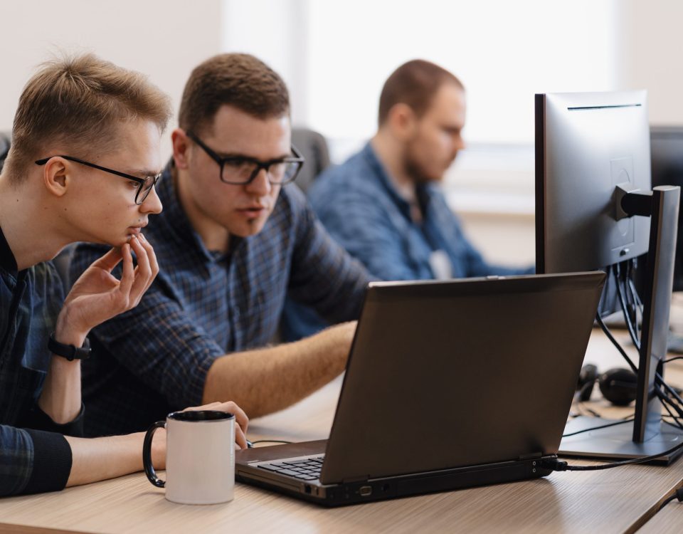 groupe de techniciens assurant la mise en condition opérationnelle et la mise en condition sécurité