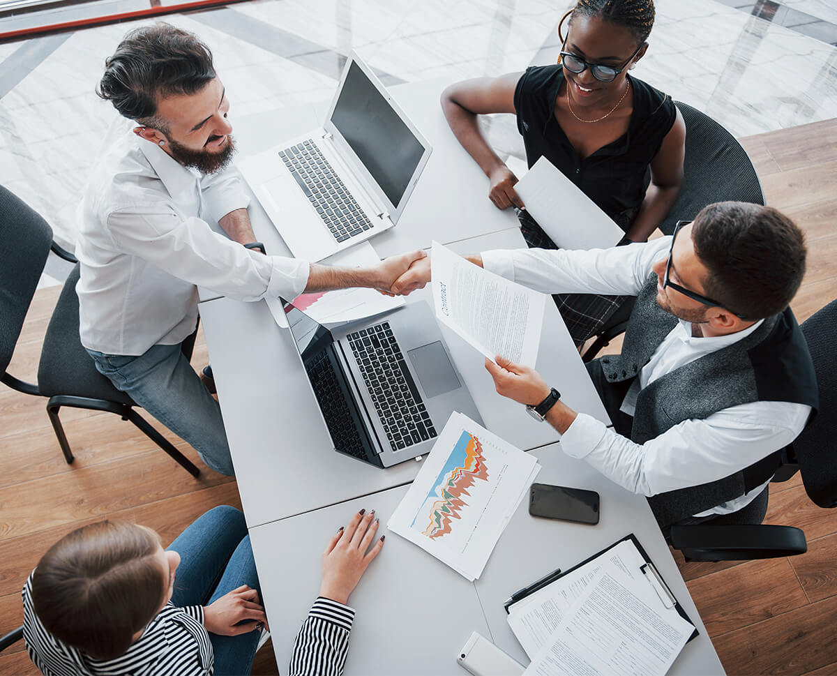 équipe analysant la qualité de l'expérience client