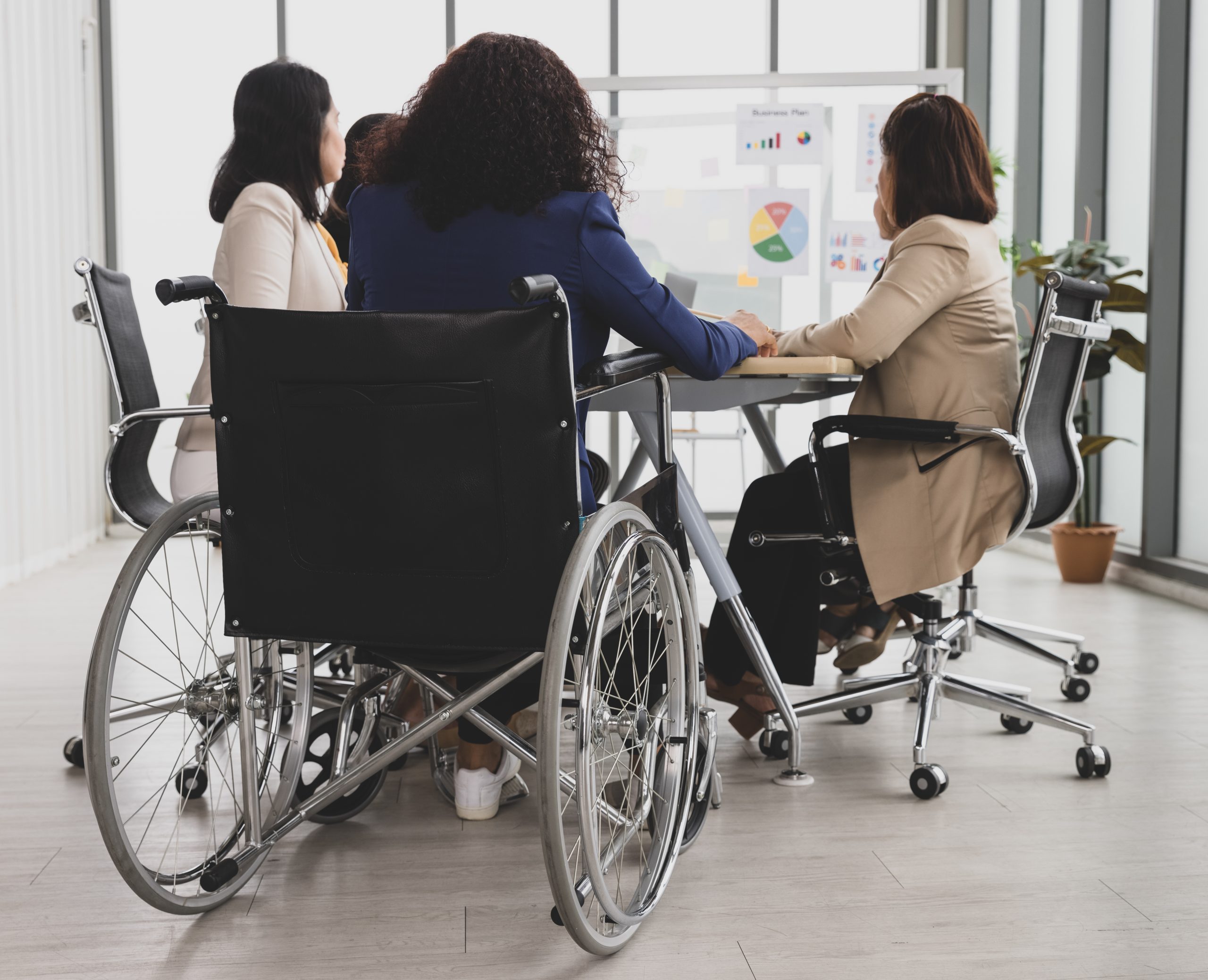 femme en fauteuil roulant pendant une réunion