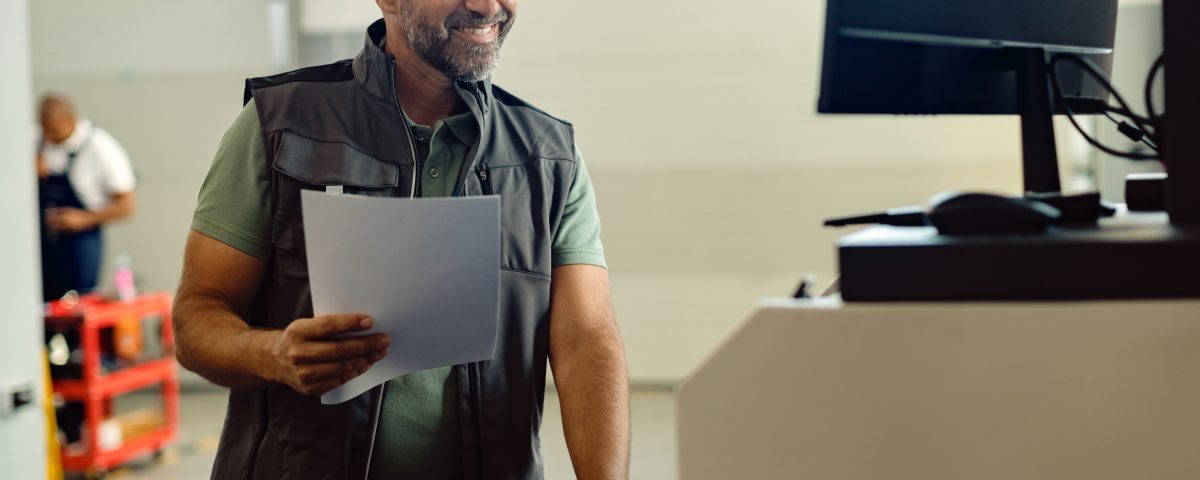 Technicien IT offrant un support de proximité en entreprise – Support Proximité SEA TPI