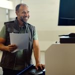 Technicien IT offrant un support de proximité en entreprise – Support Proximité SEA TPI