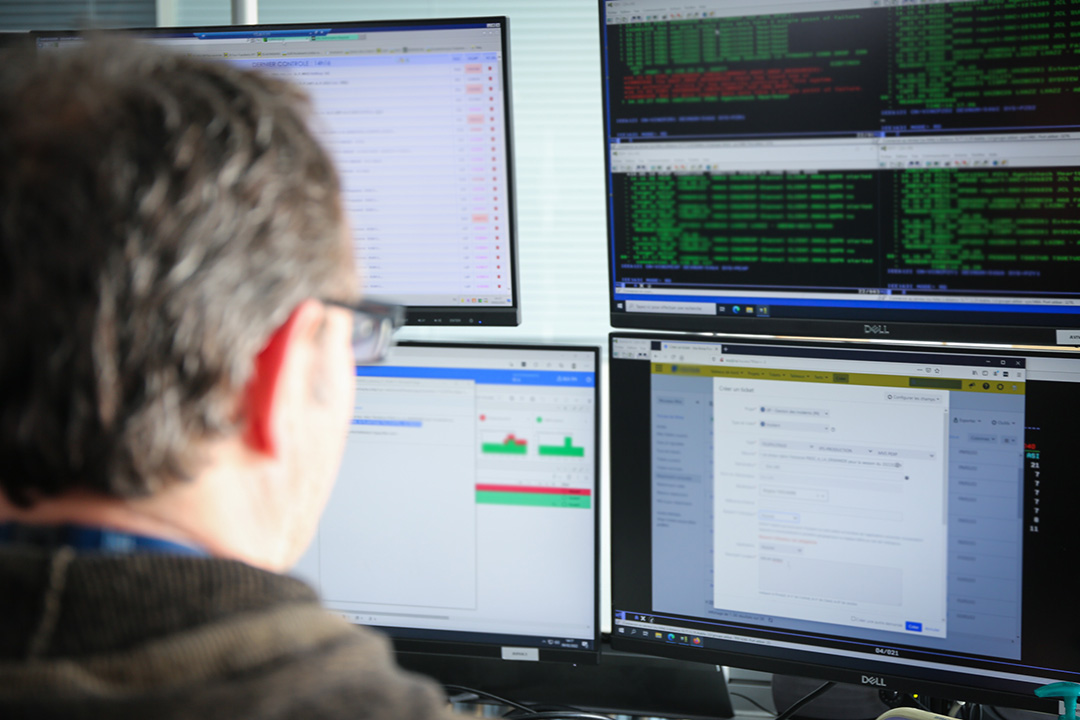 technicien devant son écran pour surveiller les infrastructures des clients
