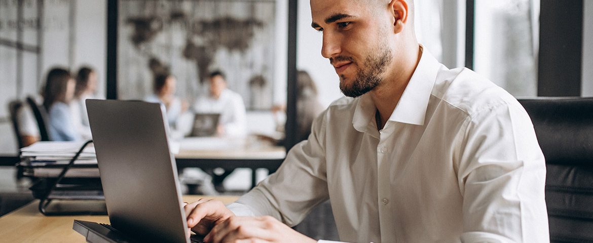 technicien d'exploitation gérant l'exploitation informatique des clients