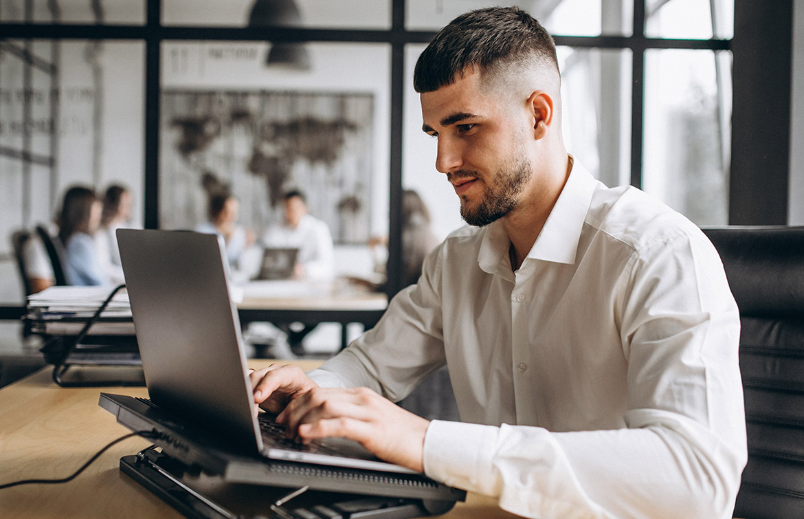 technicien d'exploitation gérant l'exploitation informatique des clients