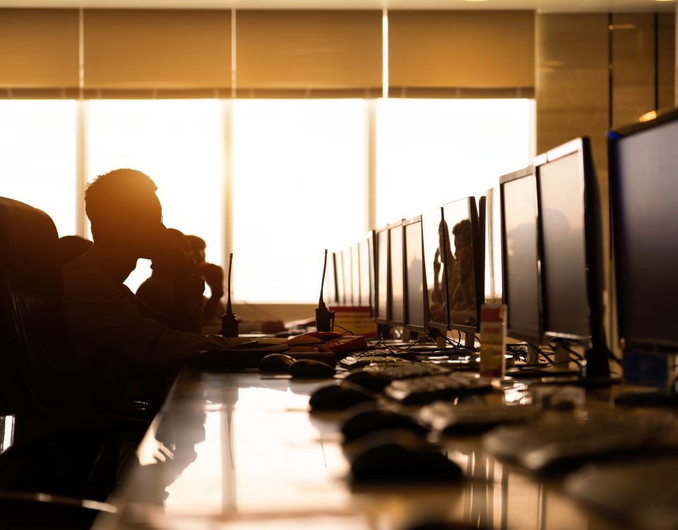 Expert IT en train d’optimiser un système informatique